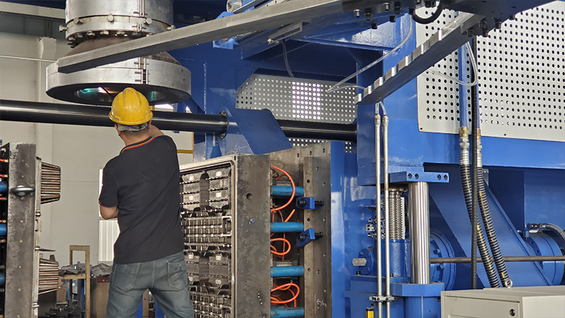 Ekstrüzyon şişirme makinesi üretim sürecinde nasıl kullanılır?